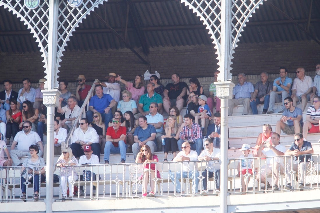 Fueron muchos los que acudieron a la plaza de toros de la ciudad este jueves