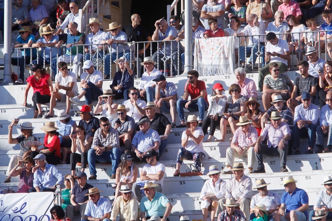 Fueron muchos los que acudieron a la plaza de toros de la ciudad este jueves