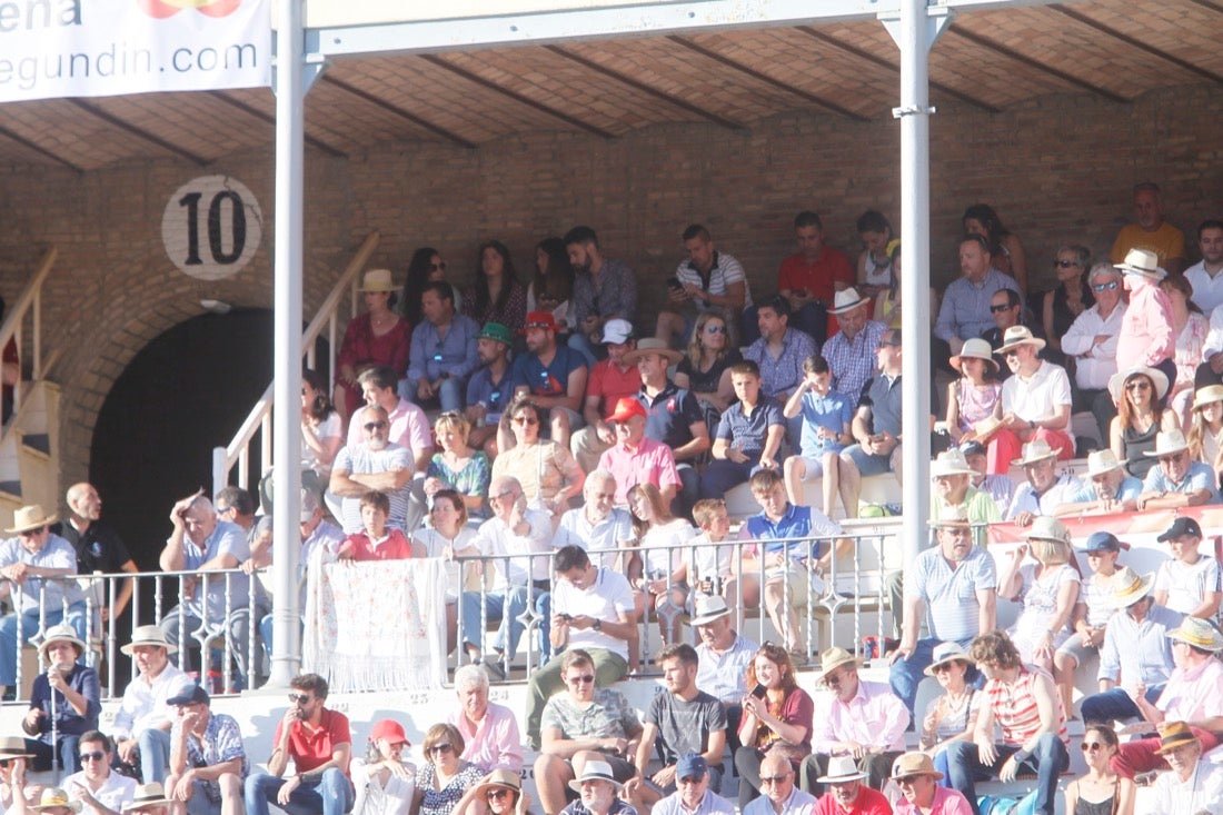 Fueron muchos los que acudieron a la plaza de toros de la ciudad este jueves