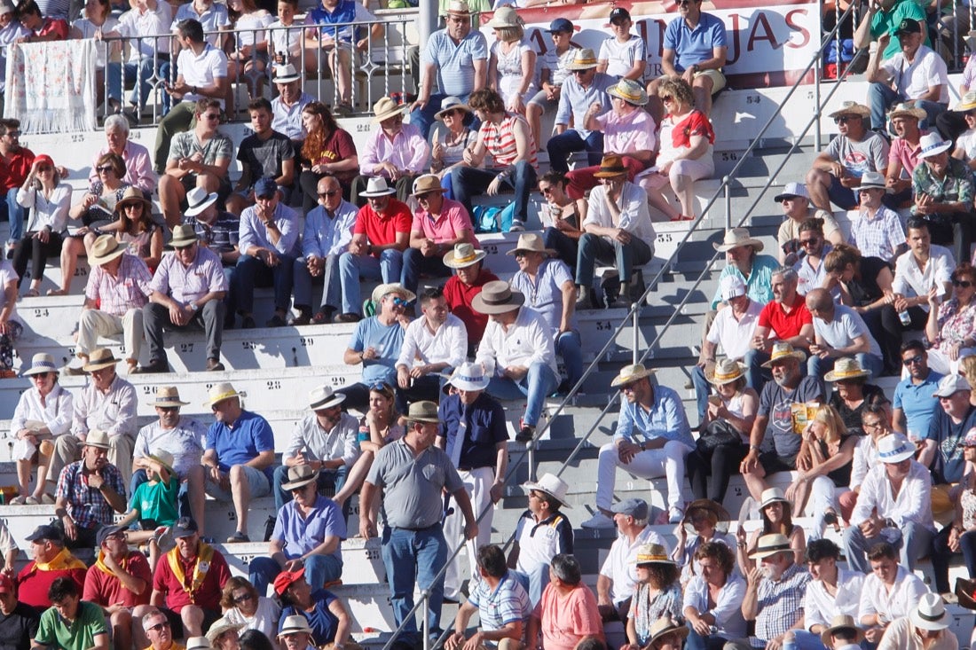 Fueron muchos los que acudieron a la plaza de toros de la ciudad este jueves