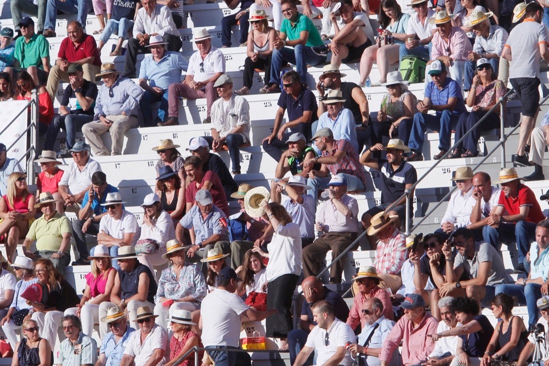 Fueron muchos los que acudieron a la plaza de toros de la ciudad este jueves