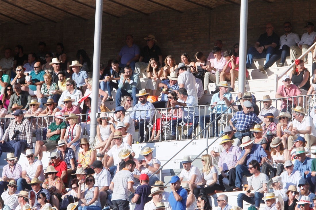 Fueron muchos los que acudieron a la plaza de toros de la ciudad este jueves