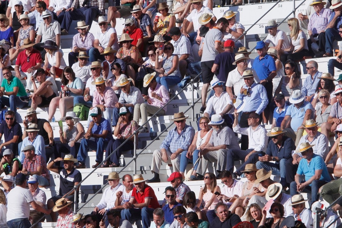 Fueron muchos los que acudieron a la plaza de toros de la ciudad este jueves