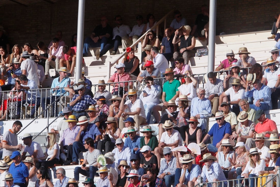 Fueron muchos los que acudieron a la plaza de toros de la ciudad este jueves