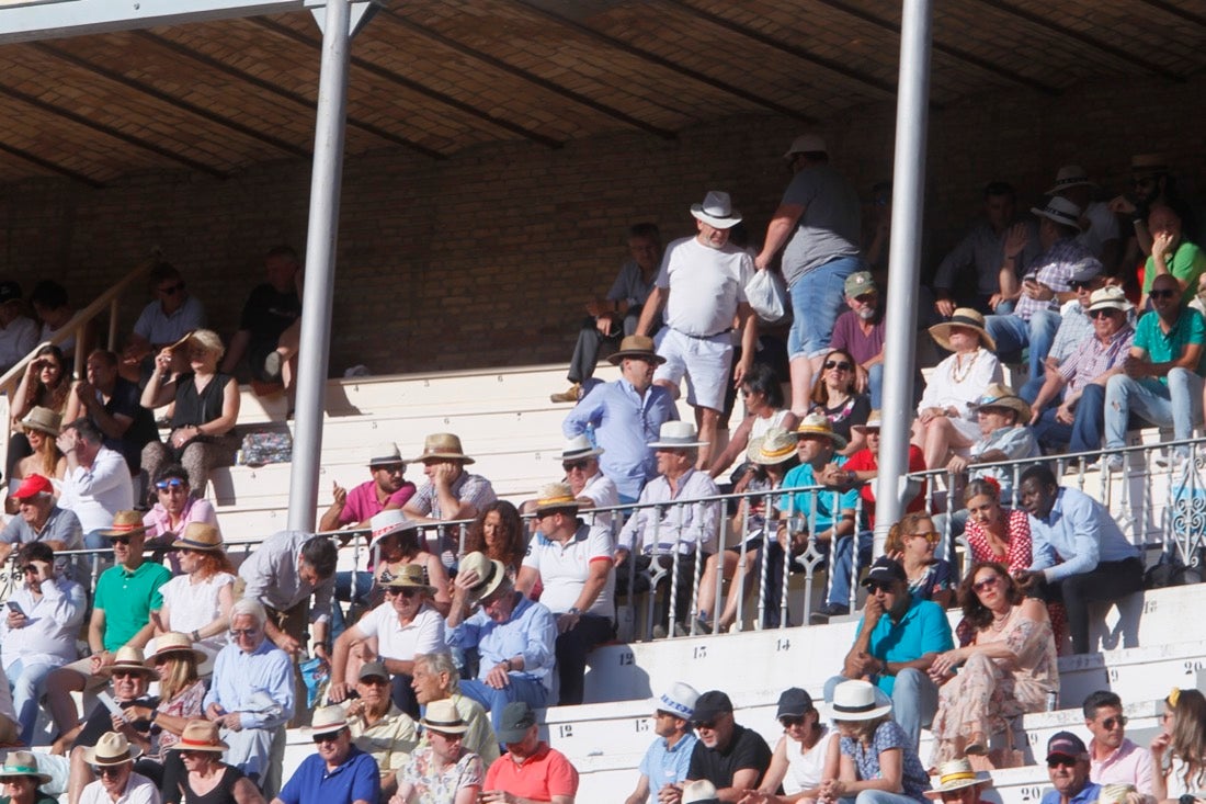 Fueron muchos los que acudieron a la plaza de toros de la ciudad este jueves