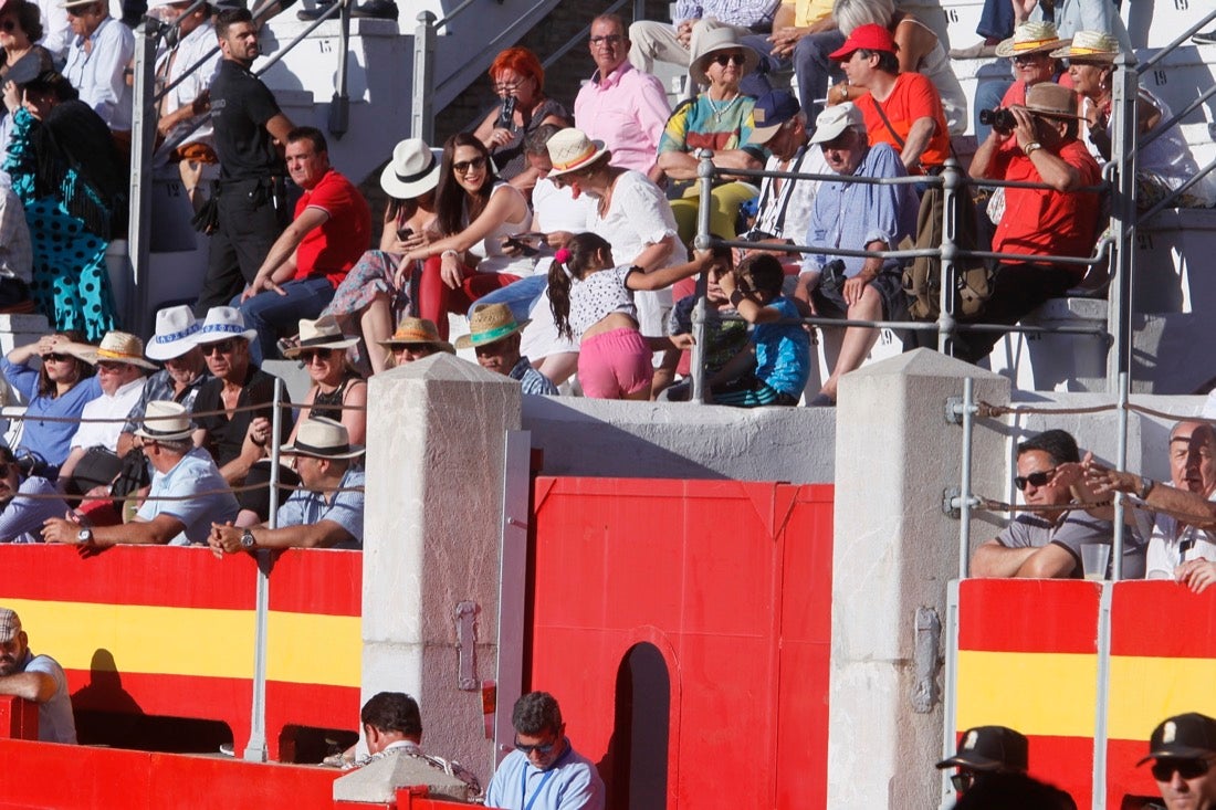 Fueron muchos los que acudieron a la plaza de toros de la ciudad este jueves