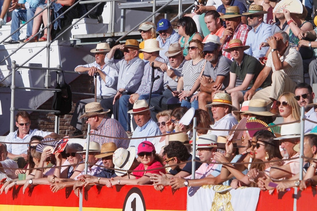 Fueron muchos los que acudieron a la plaza de toros de la ciudad este jueves