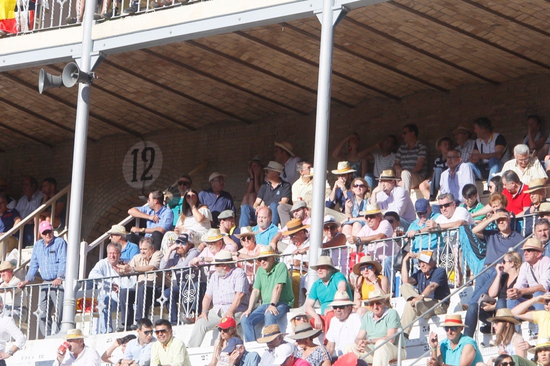 Fueron muchos los que acudieron a la plaza de toros de la ciudad este jueves