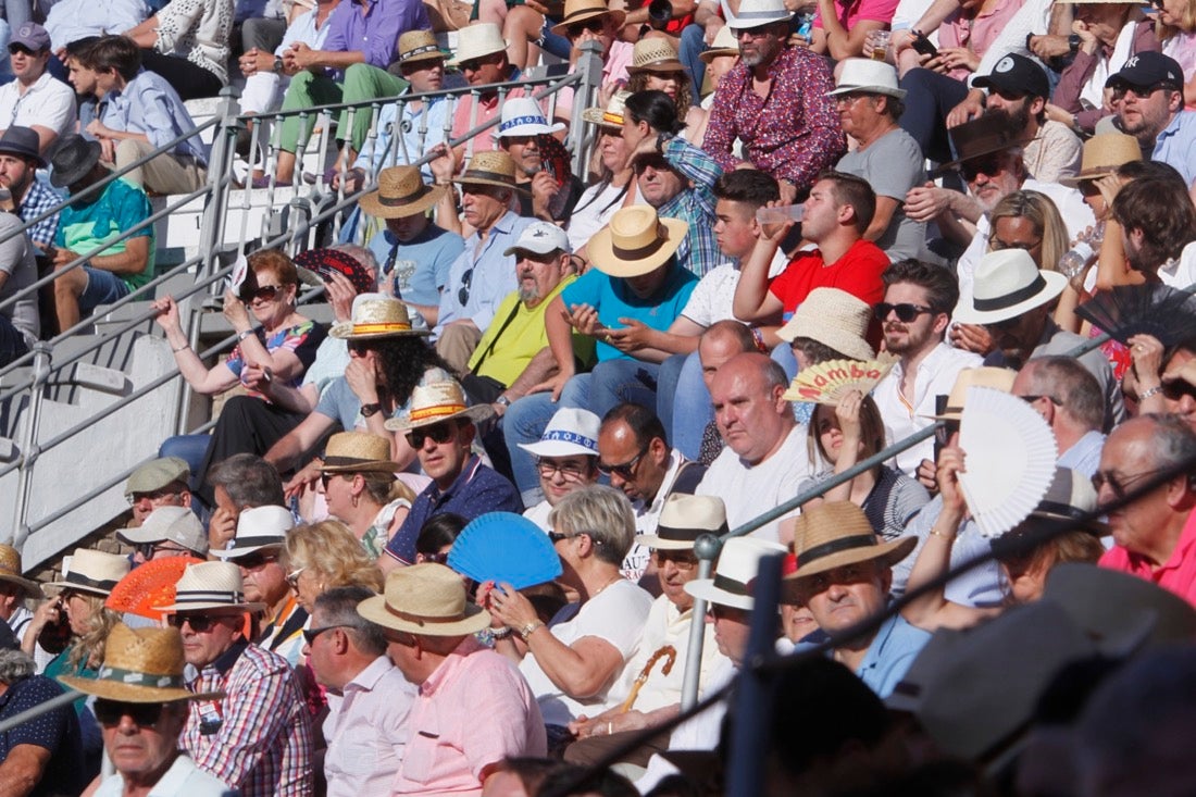 Fueron muchos los que acudieron a la plaza de toros de la ciudad este jueves