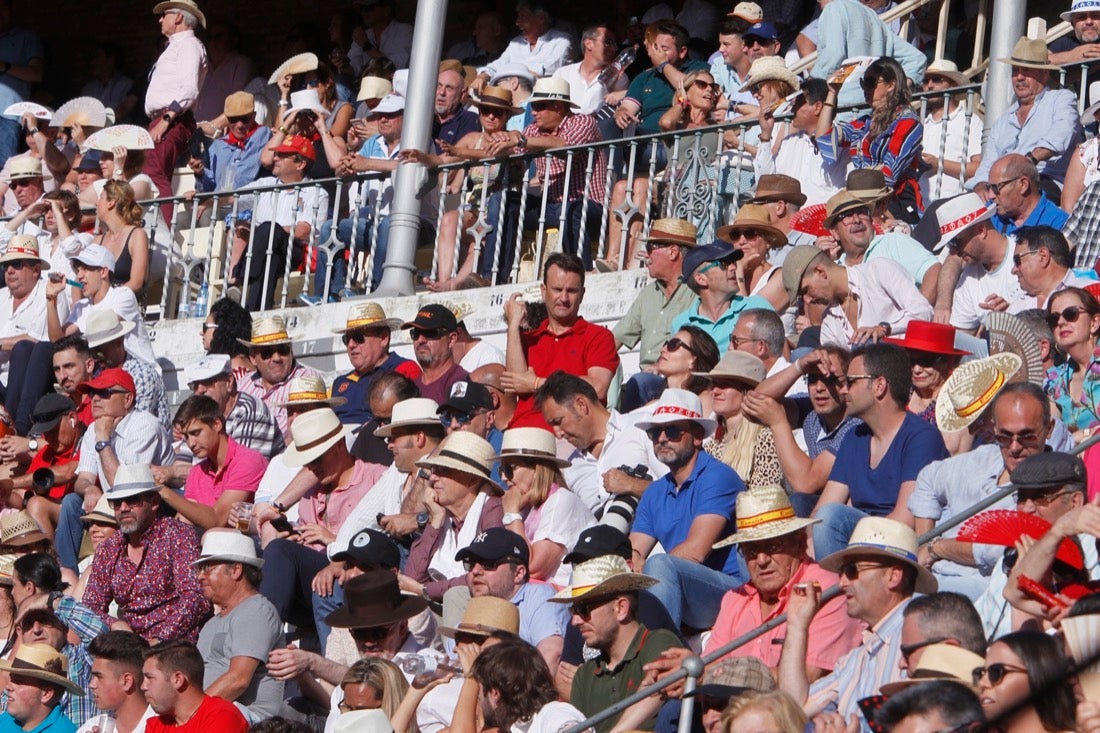 Fueron muchos los que acudieron a la plaza de toros de la ciudad este jueves