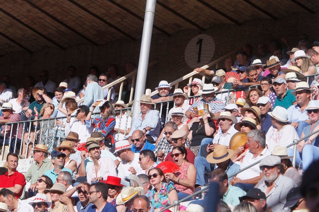 Fueron muchos los que acudieron a la plaza de toros de la ciudad este jueves