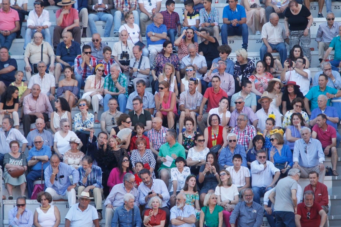 Fueron muchos los que acudieron a la plaza de toros de la ciudad este jueves