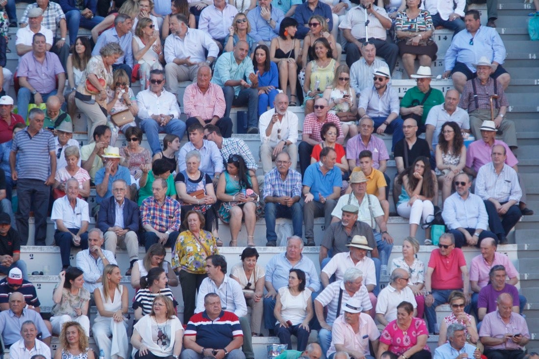 Fueron muchos los que acudieron a la plaza de toros de la ciudad este jueves