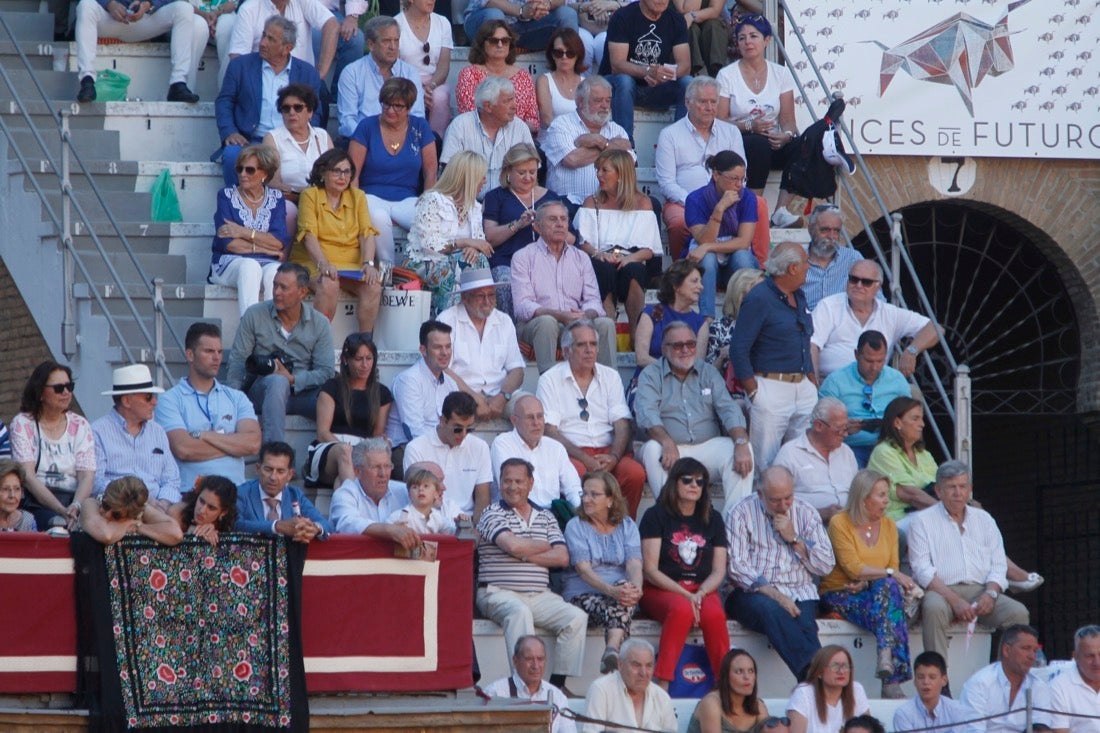 Fueron muchos los que acudieron a la plaza de toros de la ciudad este jueves