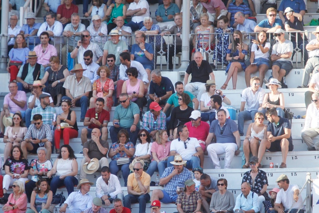 Fueron muchos los que acudieron a la plaza de toros de la ciudad este jueves