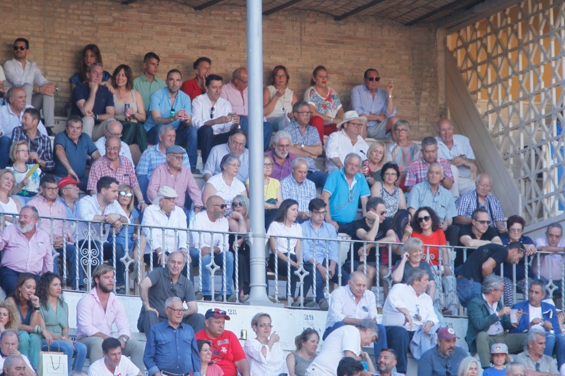 Fueron muchos los que acudieron a la plaza de toros de la ciudad este jueves