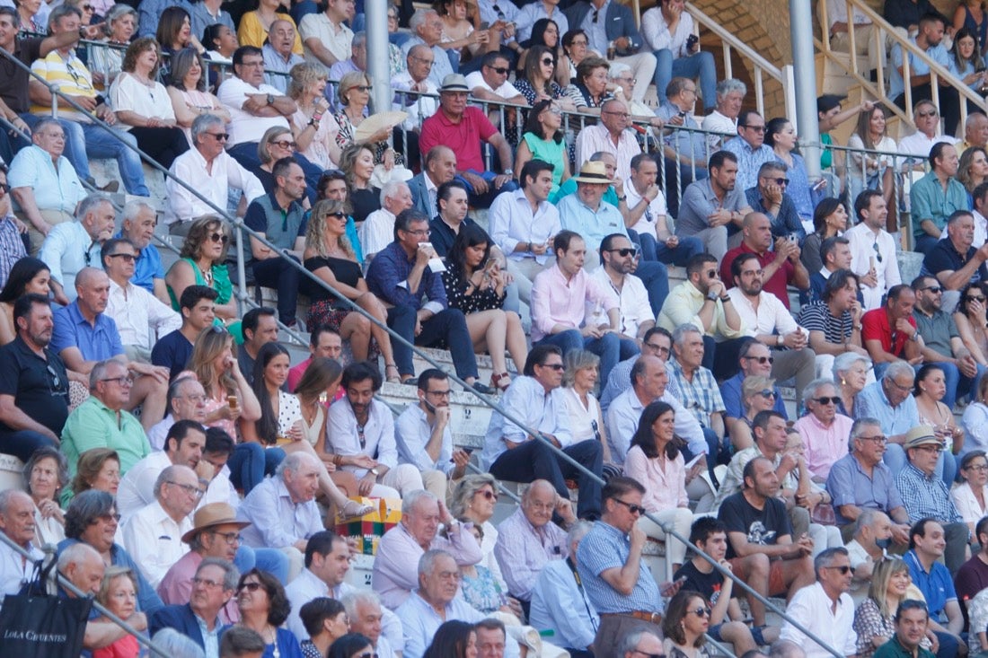 Fueron muchos los que acudieron a la plaza de toros de la ciudad este jueves