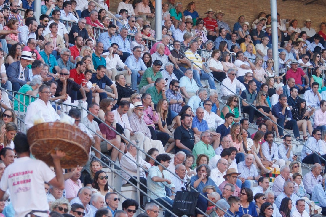 Fueron muchos los que acudieron a la plaza de toros de la ciudad este jueves