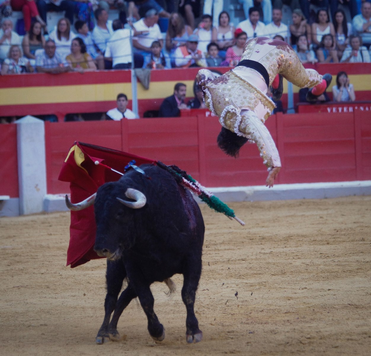 José Garrido salvó la tarde con una faena épica al cuarto, que le volteó de manera aparatosa y estuvo a punto de mandarlo a la enfermería