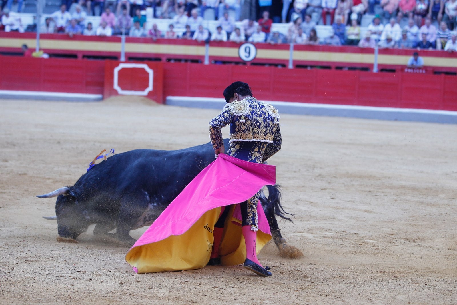 José Garrido salvó la tarde con una faena épica al cuarto, que le volteó de manera aparatosa y estuvo a punto de mandarlo a la enfermería