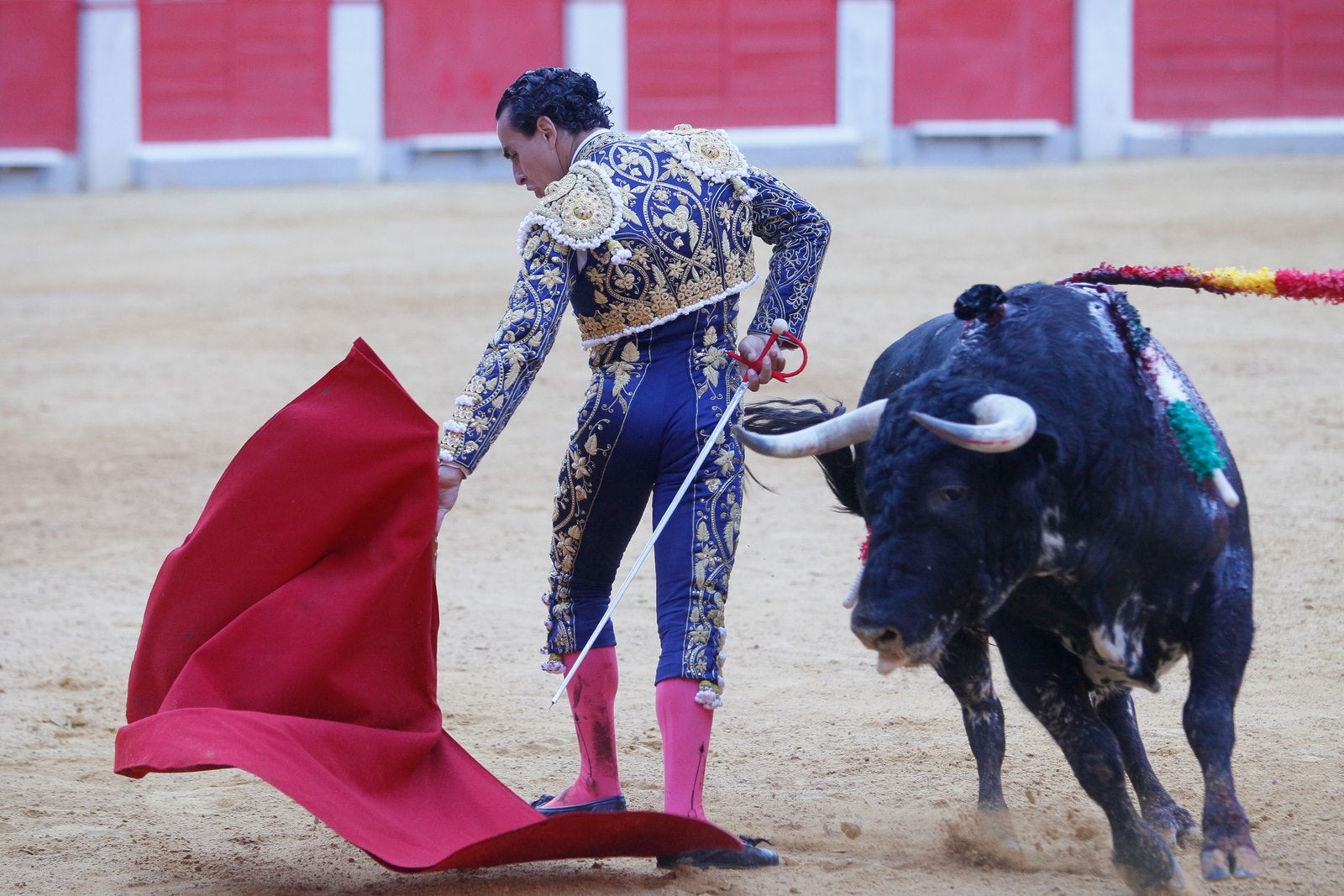 José Garrido salvó la tarde con una faena épica al cuarto, que le volteó de manera aparatosa y estuvo a punto de mandarlo a la enfermería