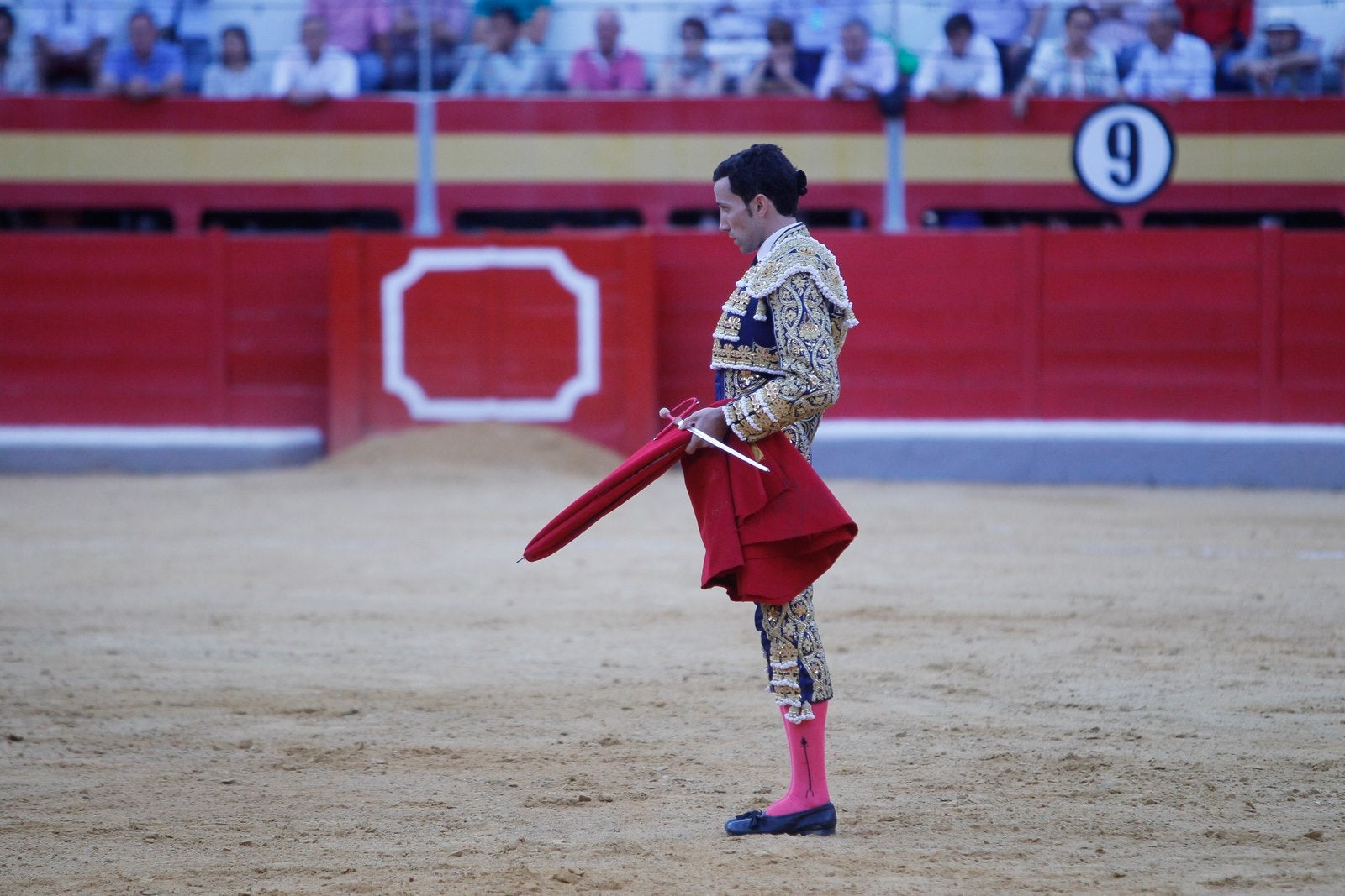 José Garrido salvó la tarde con una faena épica al cuarto, que le volteó de manera aparatosa y estuvo a punto de mandarlo a la enfermería