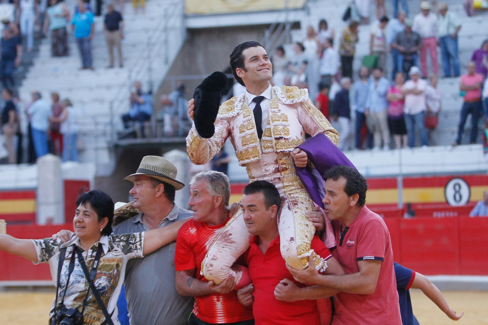 José Garrido salvó la tarde con una faena épica al cuarto, que le volteó de manera aparatosa y estuvo a punto de mandarlo a la enfermería