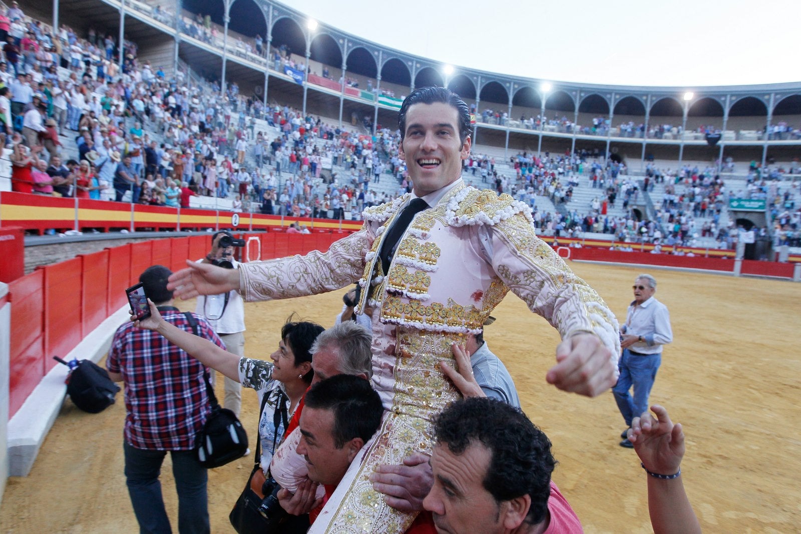 José Garrido salvó la tarde con una faena épica al cuarto, que le volteó de manera aparatosa y estuvo a punto de mandarlo a la enfermería