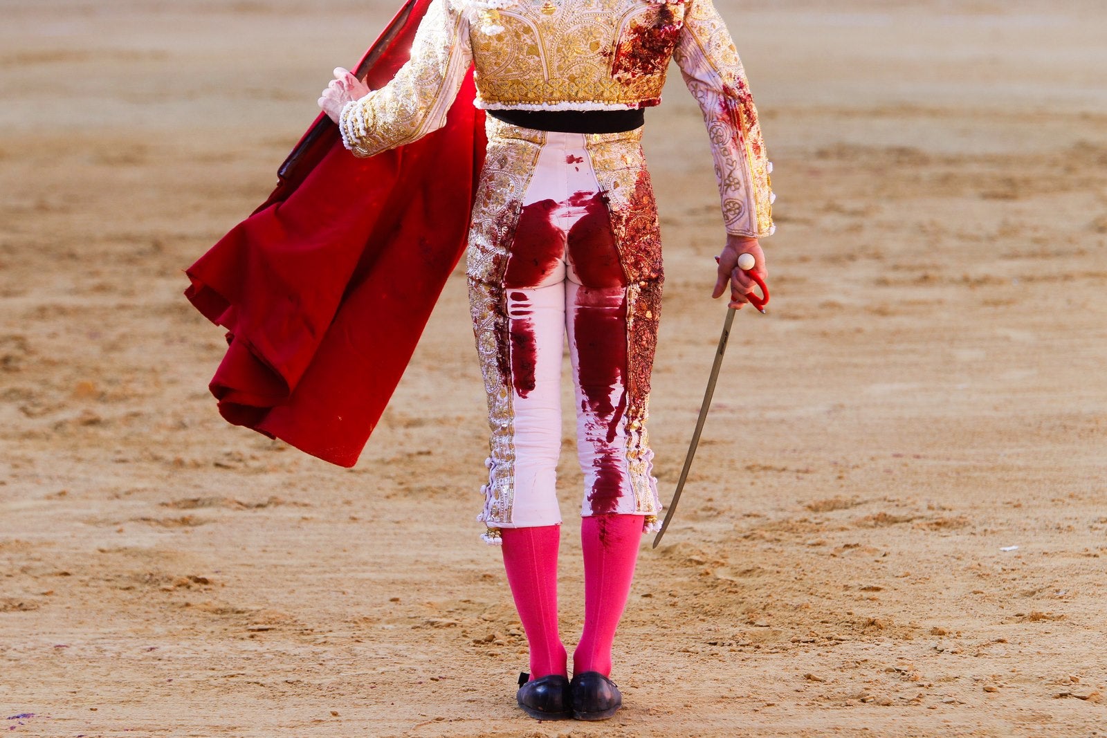 José Garrido salvó la tarde con una faena épica al cuarto, que le volteó de manera aparatosa y estuvo a punto de mandarlo a la enfermería