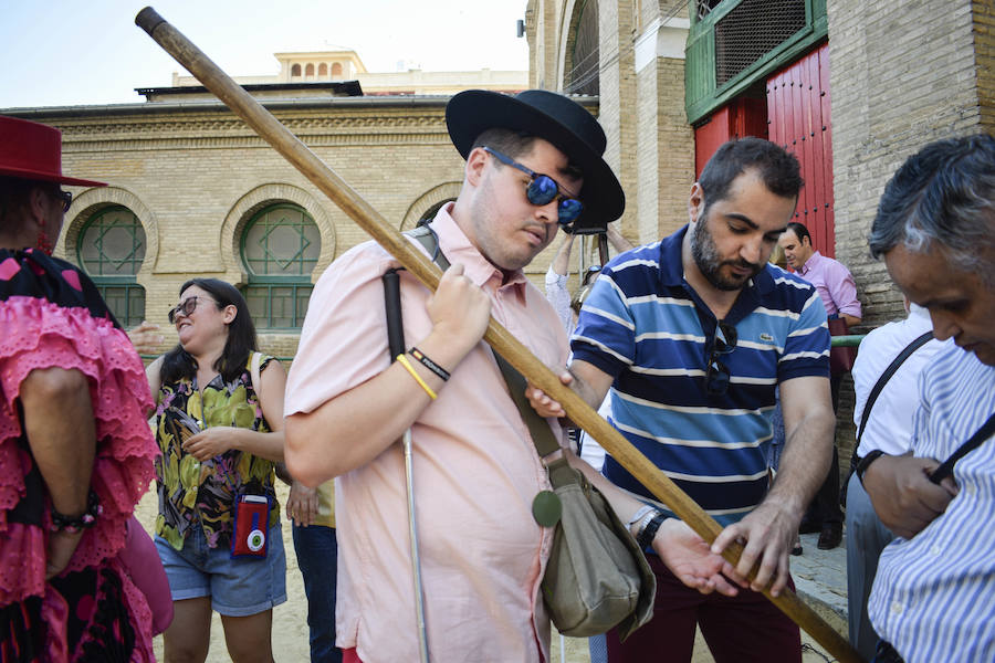 Cinco personas con discapacidad visual se acercaron a la plaza de toros para percibir mediante el tacto y el oído todas esas sensaciones que hacen del toreo un arte único y especial.