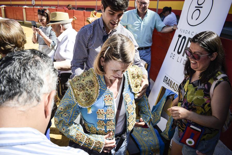 Cinco personas con discapacidad visual se acercaron a la plaza de toros para percibir mediante el tacto y el oído todas esas sensaciones que hacen del toreo un arte único y especial.