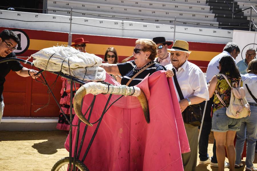 Cinco personas con discapacidad visual se acercaron a la plaza de toros para percibir mediante el tacto y el oído todas esas sensaciones que hacen del toreo un arte único y especial.