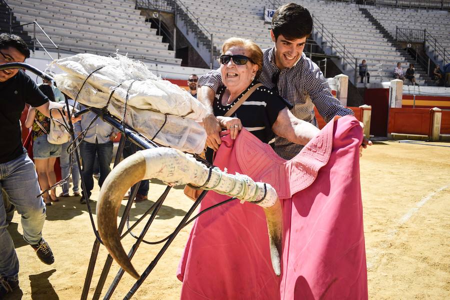 Cinco personas con discapacidad visual se acercaron a la plaza de toros para percibir mediante el tacto y el oído todas esas sensaciones que hacen del toreo un arte único y especial.