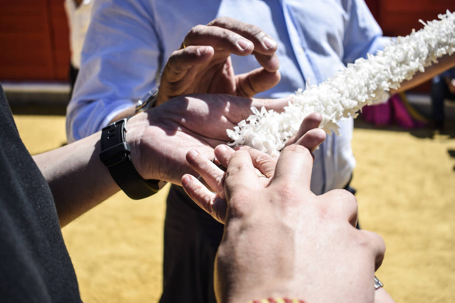 Cinco personas con discapacidad visual se acercaron a la plaza de toros para percibir mediante el tacto y el oído todas esas sensaciones que hacen del toreo un arte único y especial.