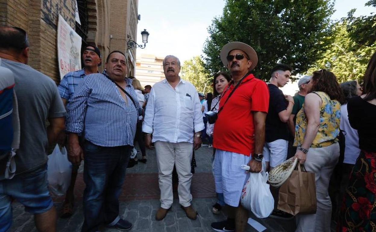 Aficionados junto a una de las puertas de la plaza de toros de Granada.