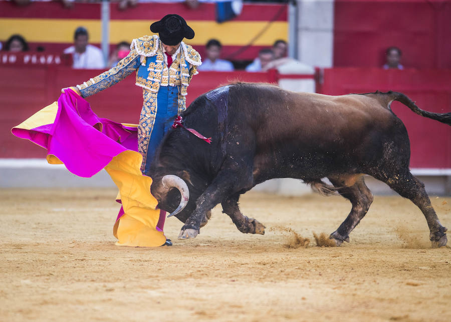 El diestro levanta a la grada con cuatro orejas en sus dos primeros toros, lo que confirmaba que volvía a la ciudad nazarí con lo mejor de su tauromaquia