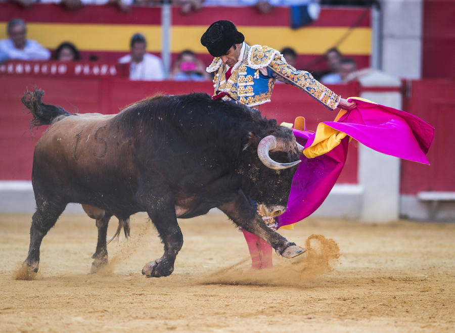 El diestro levanta a la grada con cuatro orejas en sus dos primeros toros, lo que confirmaba que volvía a la ciudad nazarí con lo mejor de su tauromaquia