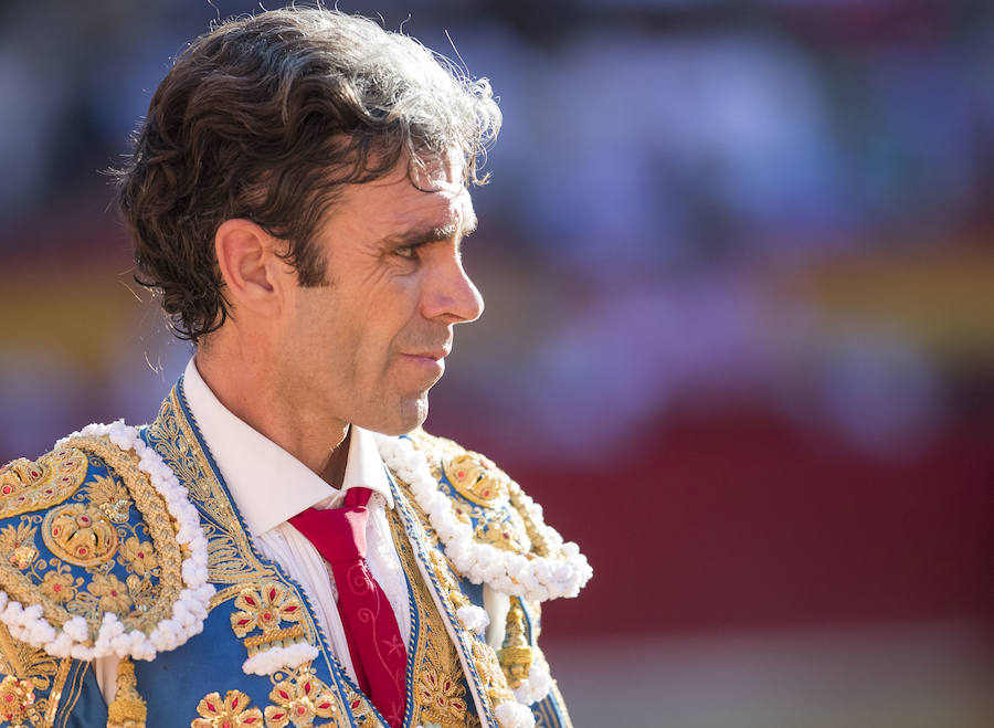 El diestro levanta a la grada con cuatro orejas en sus dos primeros toros, lo que confirmaba que volvía a la ciudad nazarí con lo mejor de su tauromaquia