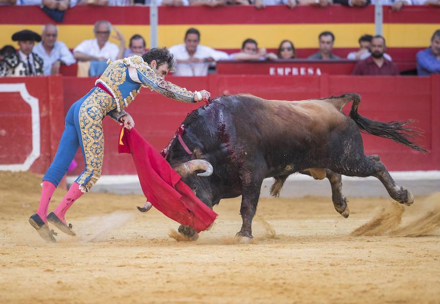 El diestro levanta a la grada con cuatro orejas en sus dos primeros toros, lo que confirmaba que volvía a la ciudad nazarí con lo mejor de su tauromaquia