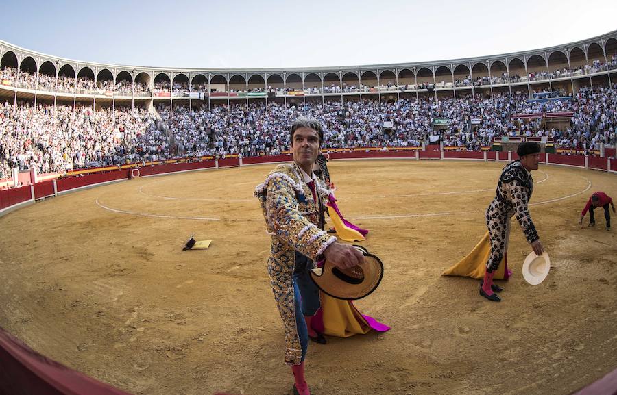 El diestro levanta a la grada con cuatro orejas en sus dos primeros toros, lo que confirmaba que volvía a la ciudad nazarí con lo mejor de su tauromaquia