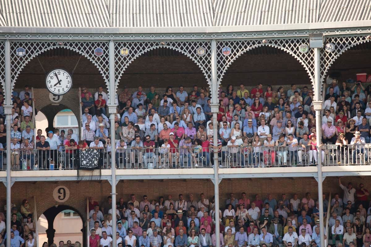 Portentosa actuación del granadino 'El Fandi', a hombros con Julián López 'El Juli' en tarde de claroscuros de 'Morante de la Puebla'