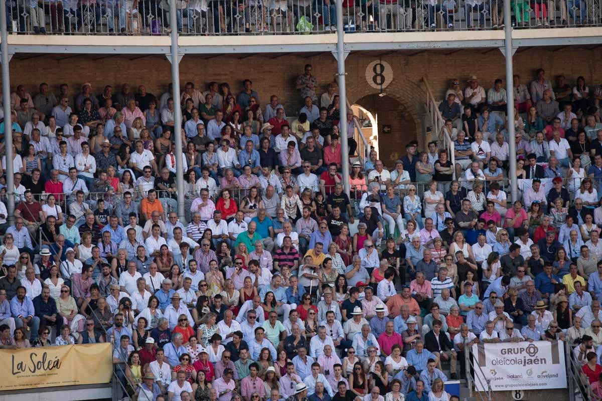 Portentosa actuación del granadino 'El Fandi', a hombros con Julián López 'El Juli' en tarde de claroscuros de 'Morante de la Puebla'