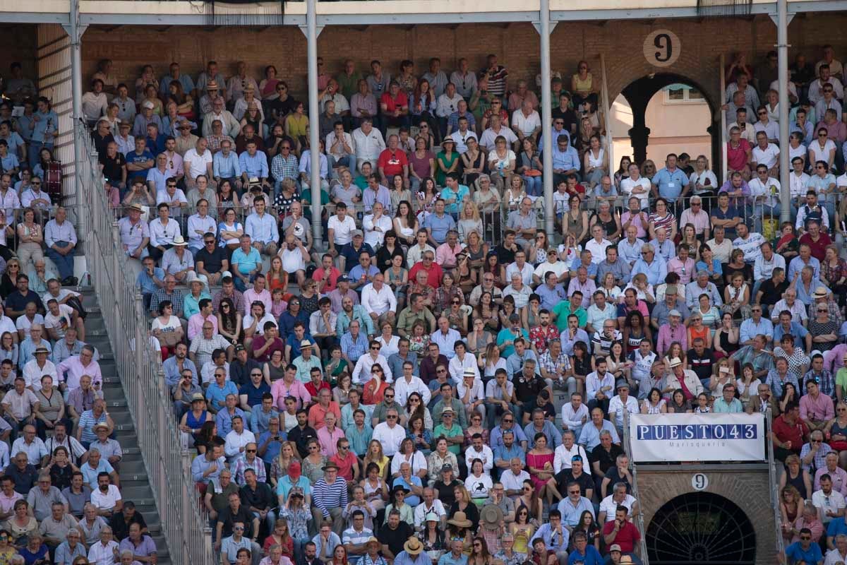 Portentosa actuación del granadino 'El Fandi', a hombros con Julián López 'El Juli' en tarde de claroscuros de 'Morante de la Puebla'