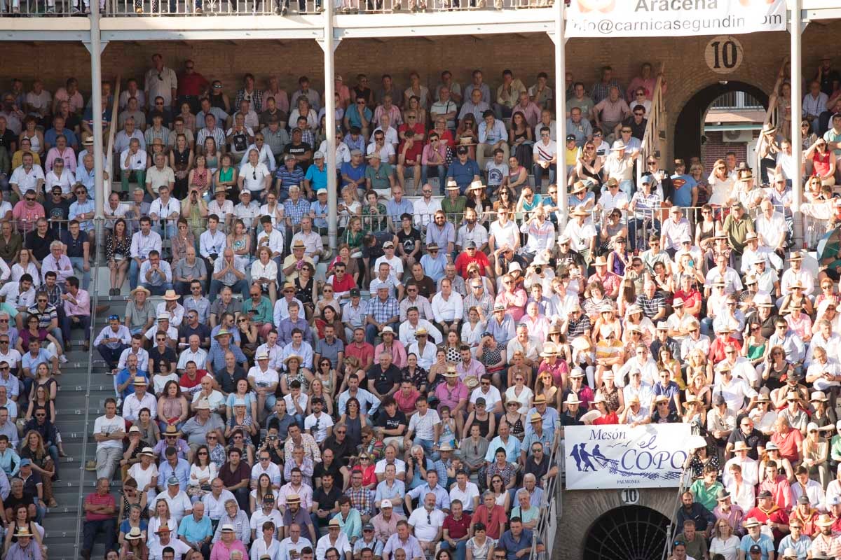 Portentosa actuación del granadino 'El Fandi', a hombros con Julián López 'El Juli' en tarde de claroscuros de 'Morante de la Puebla'