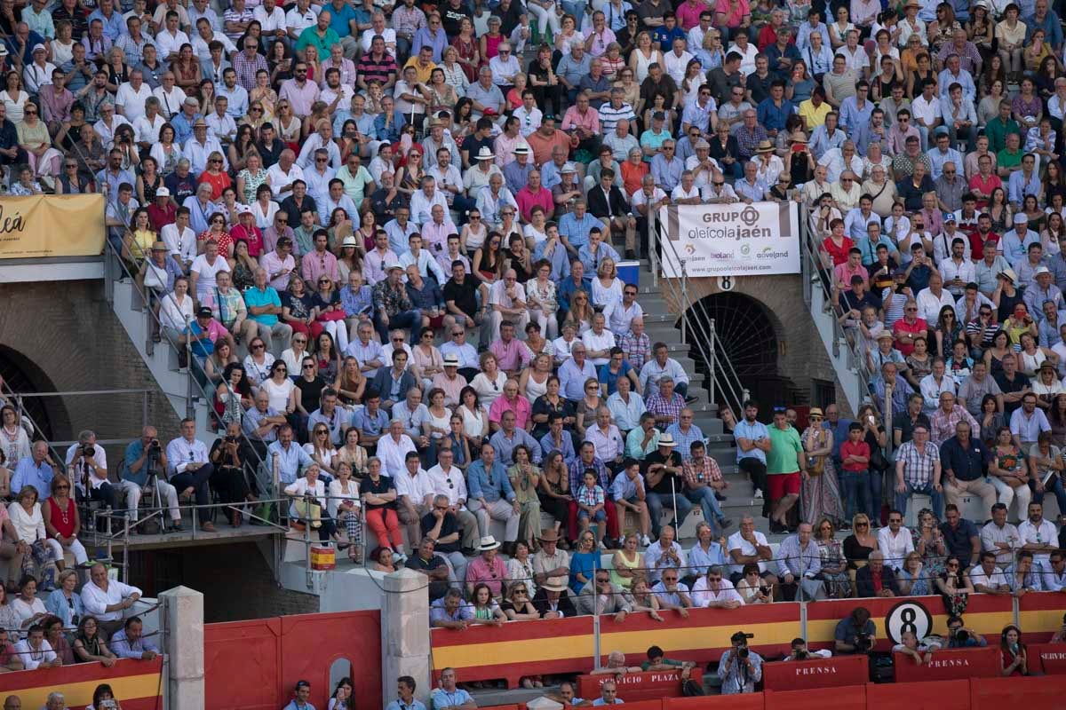 Portentosa actuación del granadino 'El Fandi', a hombros con Julián López 'El Juli' en tarde de claroscuros de 'Morante de la Puebla'