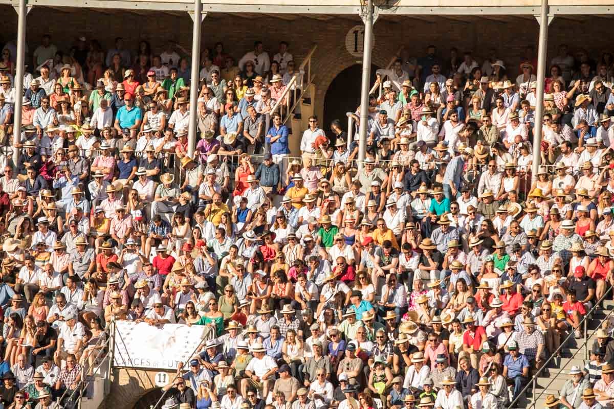 Portentosa actuación del granadino 'El Fandi', a hombros con Julián López 'El Juli' en tarde de claroscuros de 'Morante de la Puebla'