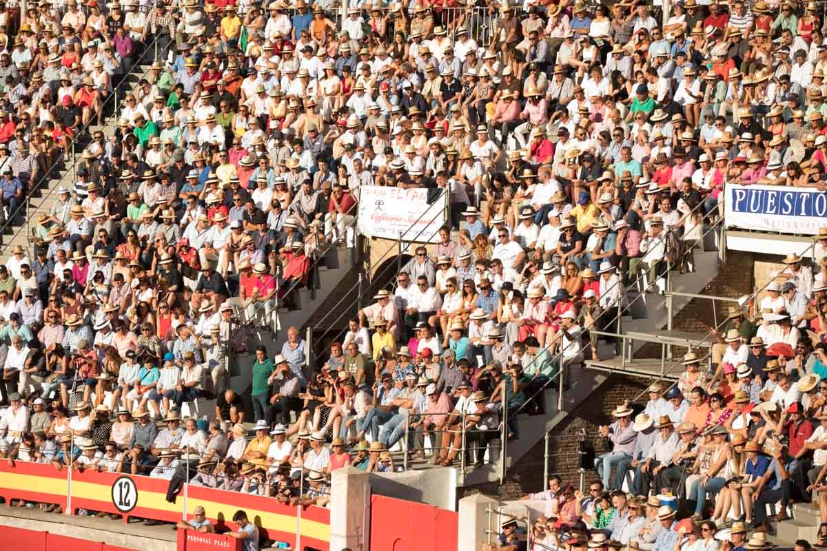 Portentosa actuación del granadino 'El Fandi', a hombros con Julián López 'El Juli' en tarde de claroscuros de 'Morante de la Puebla'