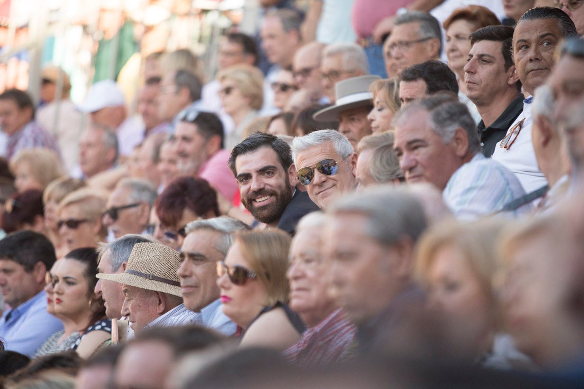 Portentosa actuación del granadino 'El Fandi', a hombros con Julián López 'El Juli' en tarde de claroscuros de 'Morante de la Puebla'