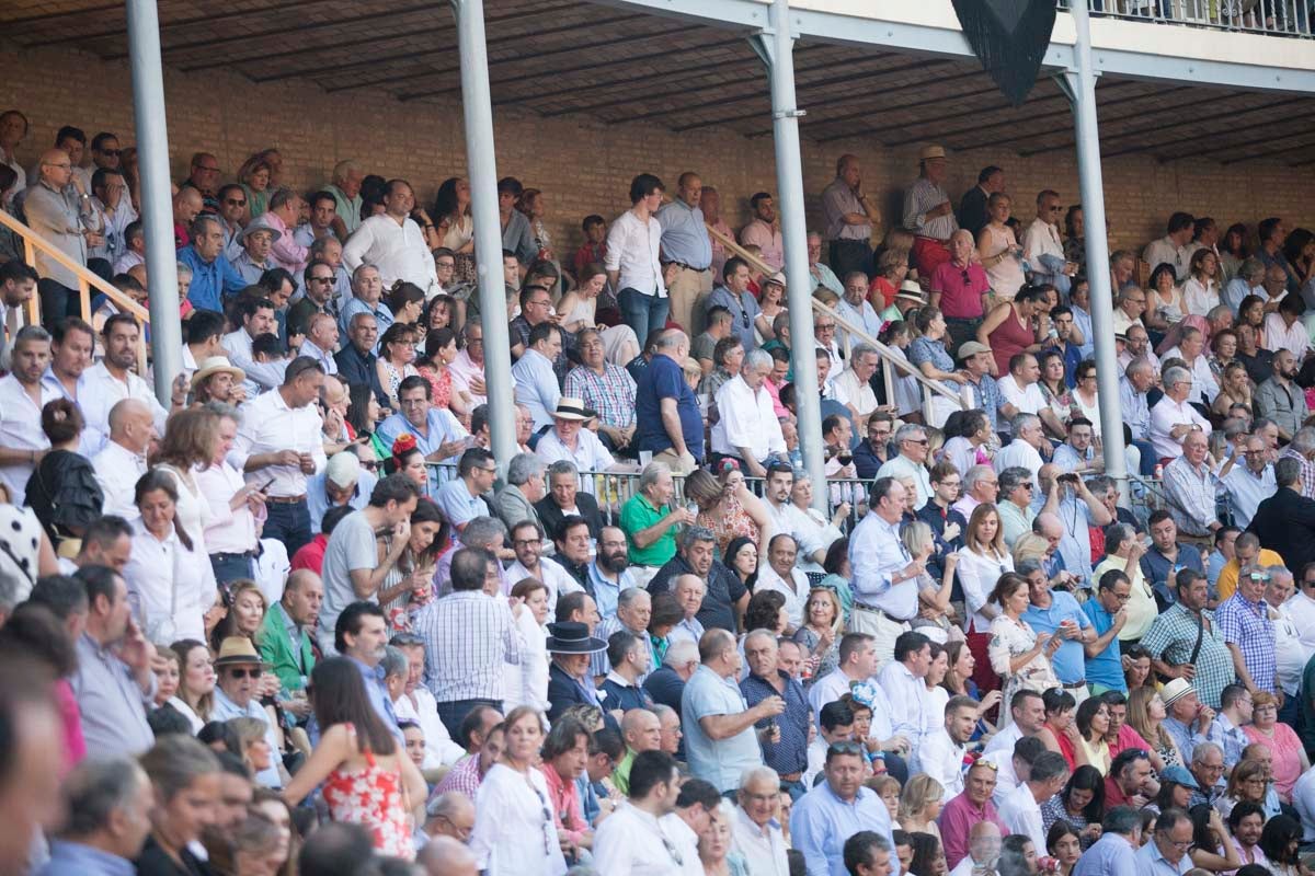 Portentosa actuación del granadino 'El Fandi', a hombros con Julián López 'El Juli' en tarde de claroscuros de 'Morante de la Puebla'