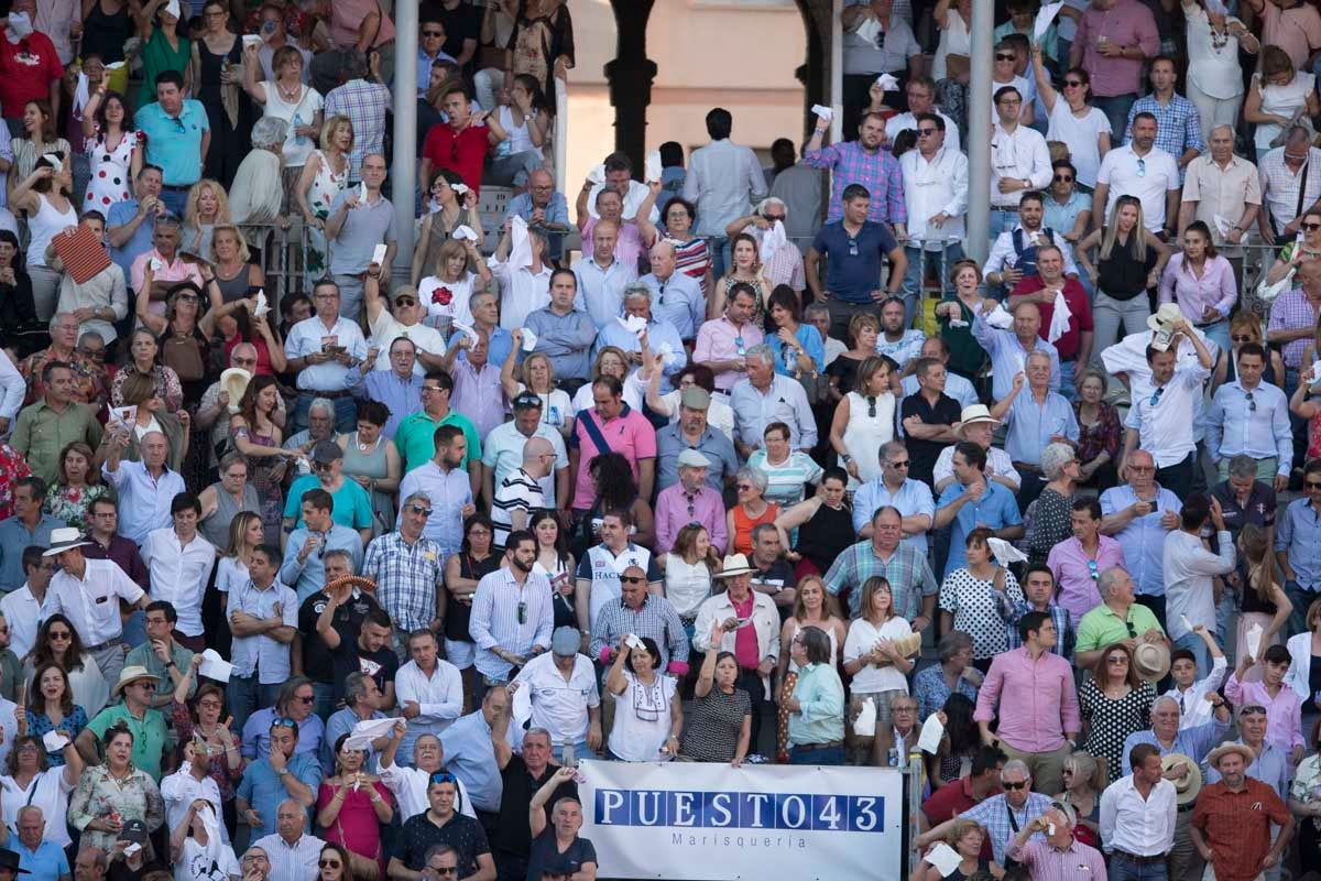 Portentosa actuación del granadino 'El Fandi', a hombros con Julián López 'El Juli' en tarde de claroscuros de 'Morante de la Puebla'